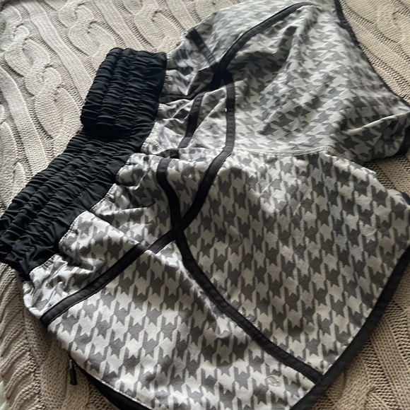 Lululemon shorts Size 6 - Picture 4 of 6